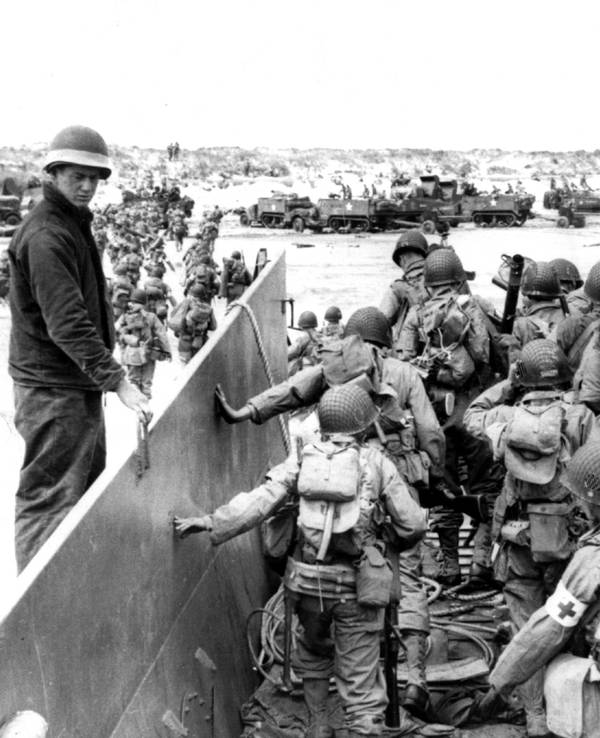 Soldaten der alliierten Truppen verlassen während des Zweiten Weltkriegs ein Landungsboot an der Küste der Normandie (Archivfoto vom 06.07.1944).
