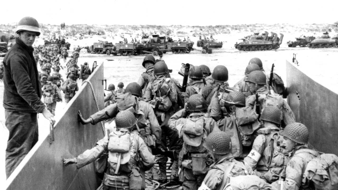 Soldaten der alliierten Truppen verlassen während des Zweiten Weltkriegs ein Landungsboot an der Küste der Normandie (Archivfoto vom 06.07.1944).