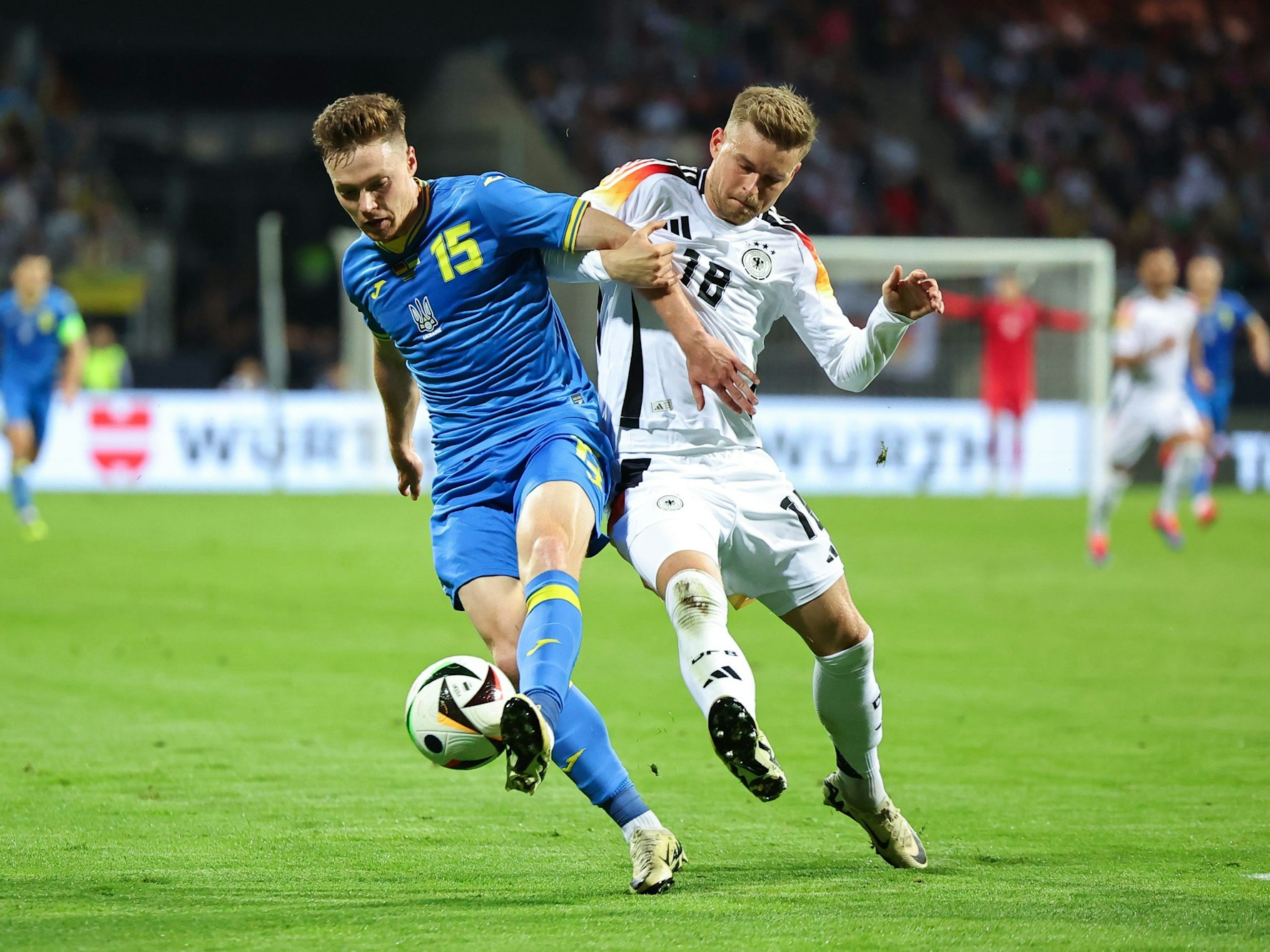 Ukraines Wiktor Zyhankow (l.) und Deutschlands Maximilian Mittelstädt kämpfen um den Ball.