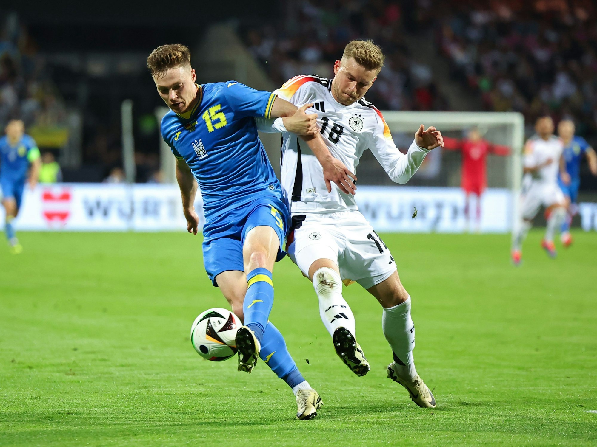 Ukraines Wiktor Zyhankow (l.) und Deutschlands Maximilian Mittelstädt kämpfen um den Ball.