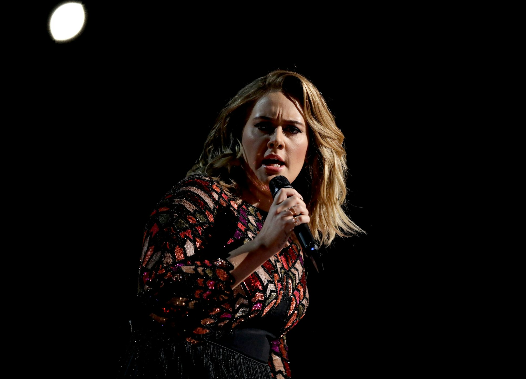 Adele performt ihren Song „Hello“ im Rahmen der Grammy-Awards 2017.