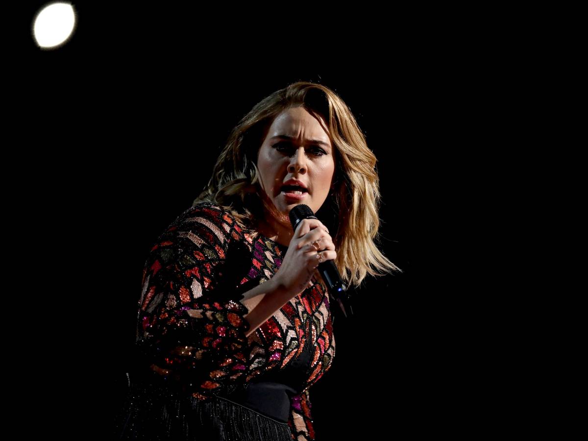 Adele performt ihren Song „Hello“ im Rahmen der Grammy-Awards 2017.