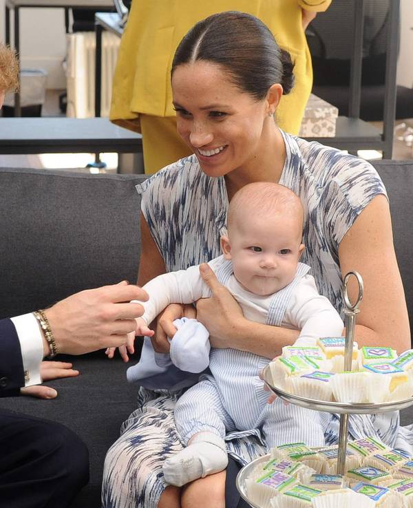Prinz Harry und Meghan zusammen mit ihrem damals neugeborenen Sohn Archie 2019 in Kapstadt: Mittlerweile lebt die Familie in den USA, die Kinder sehen die Großeltern selten.