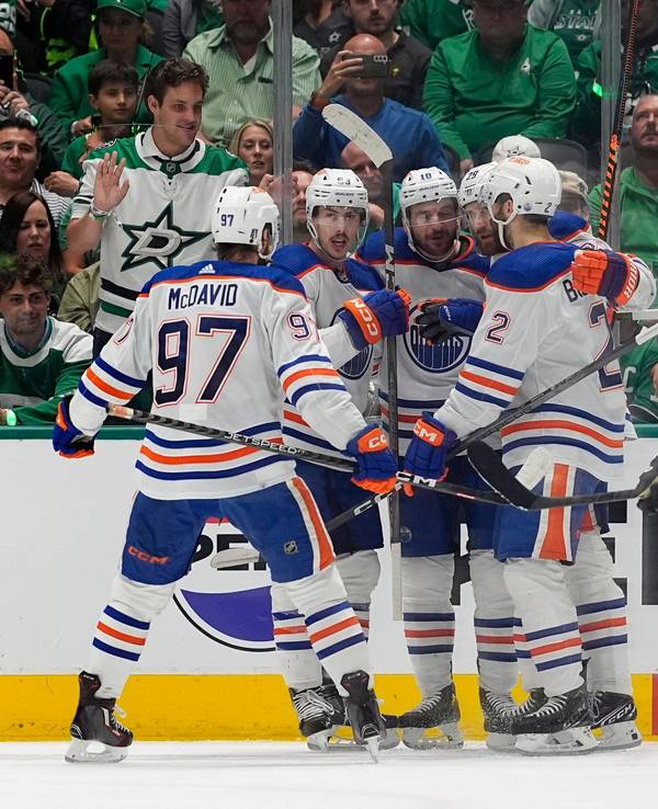 Die Spieler der Edmonton Oilers jubeln gemeinsam über einen Treffer.