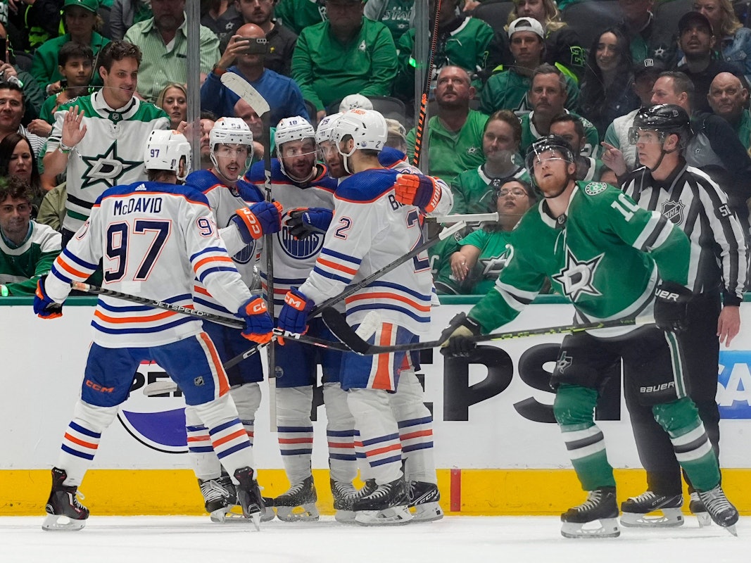 Die Spieler der Edmonton Oilers jubeln gemeinsam über einen Treffer.