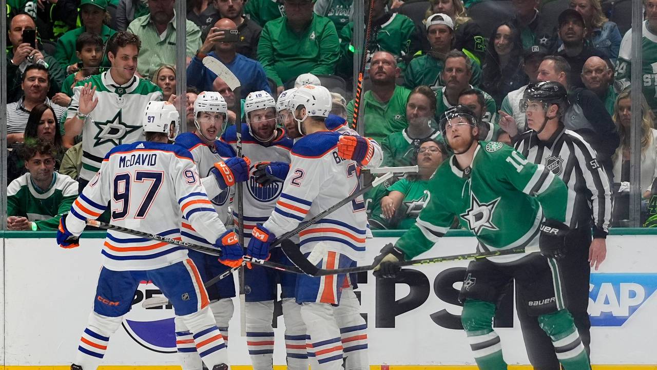 Die Spieler der Edmonton Oilers jubeln gemeinsam über einen Treffer.