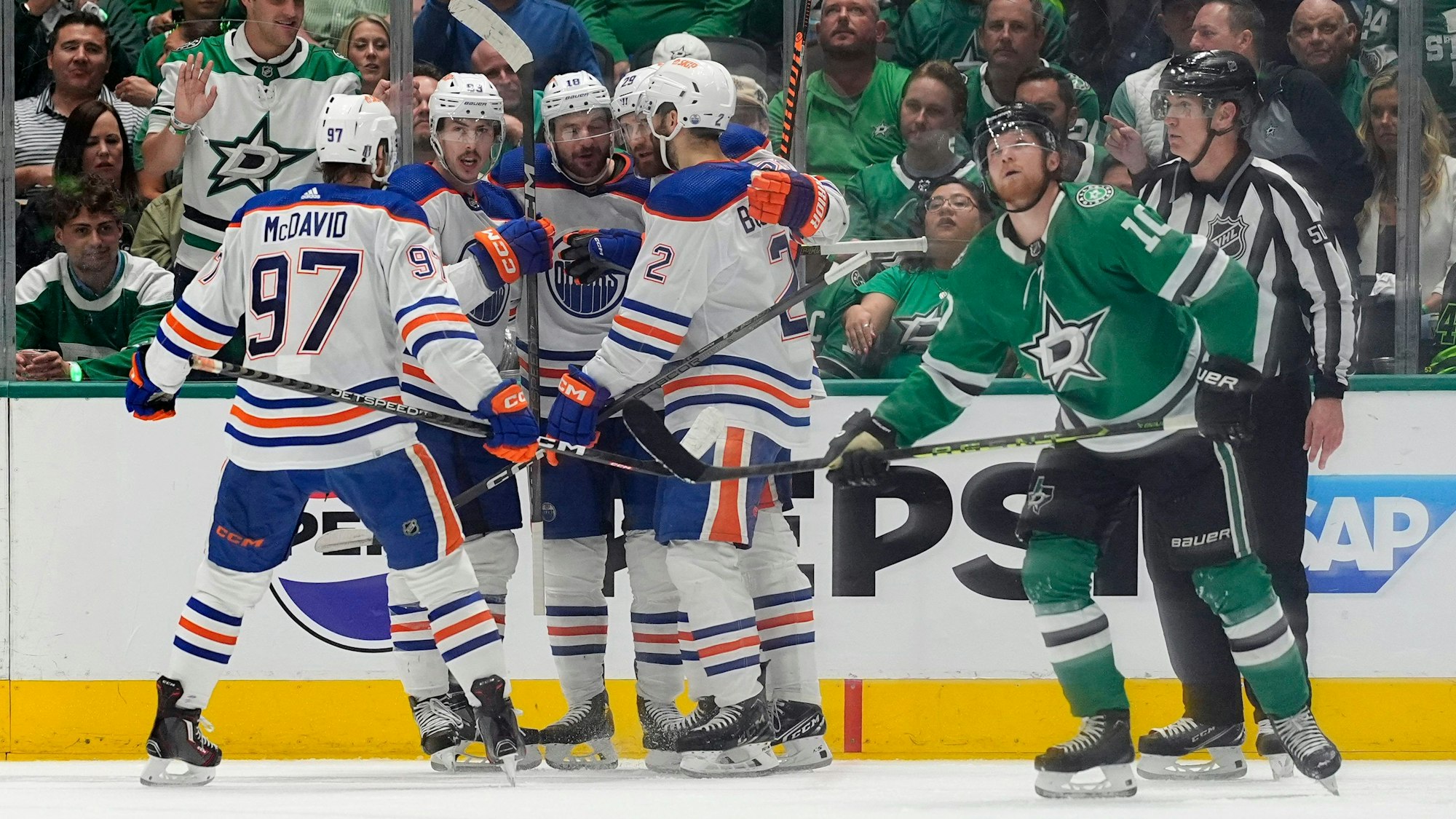 Die Spieler der Edmonton Oilers jubeln gemeinsam über einen Treffer.