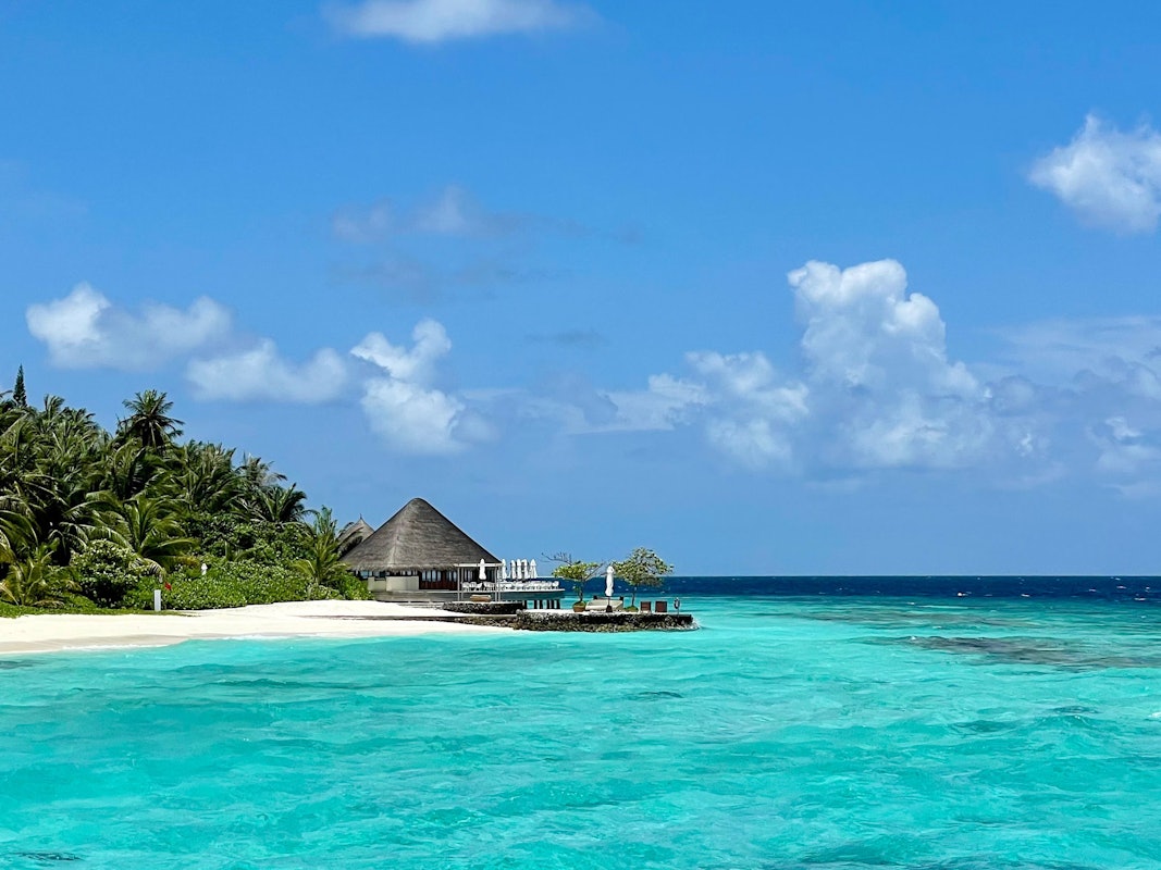 Türkises Wasser, weißer Sand: Malediven-Strand.