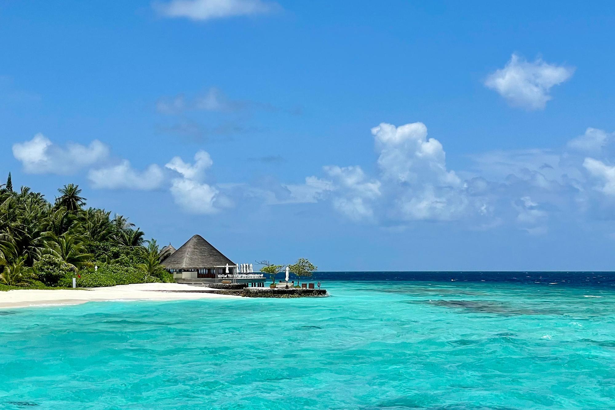 Türkises Wasser, weißer Sand: Malediven-Strand.