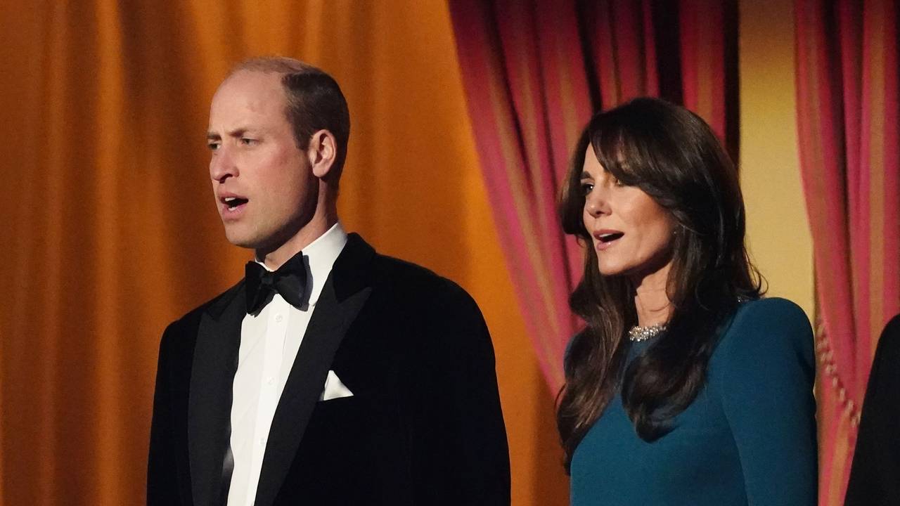Prinz William und Prinzessin Kate beim Singen der Nationalhymne während der Royal Variety Performance