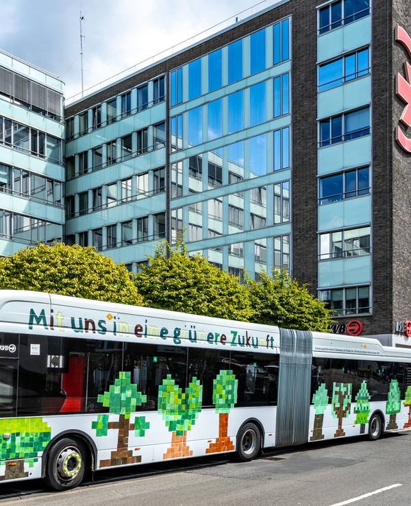 E-Gelenkbus zum Thema „Mit uns in eine grüne Zukunft“