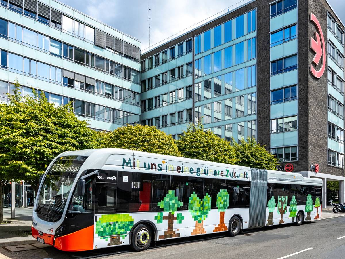 E-Gelenkbus zum Thema „Mit uns in eine grüne Zukunft“
