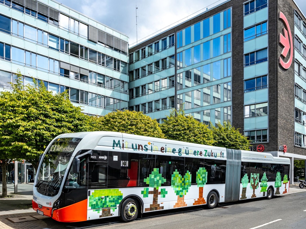 E-Gelenkbus zum Thema „Mit uns in eine grüne Zukunft“