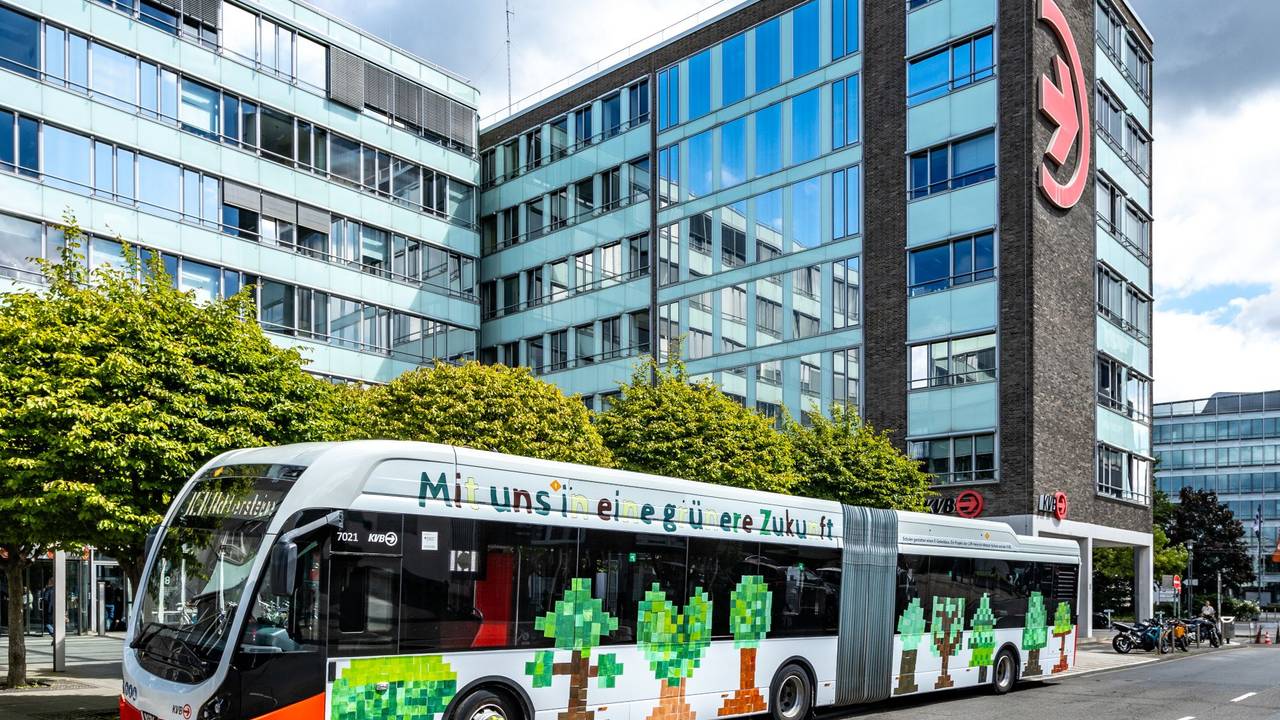 E-Gelenkbus zum Thema „Mit uns in eine grüne Zukunft“