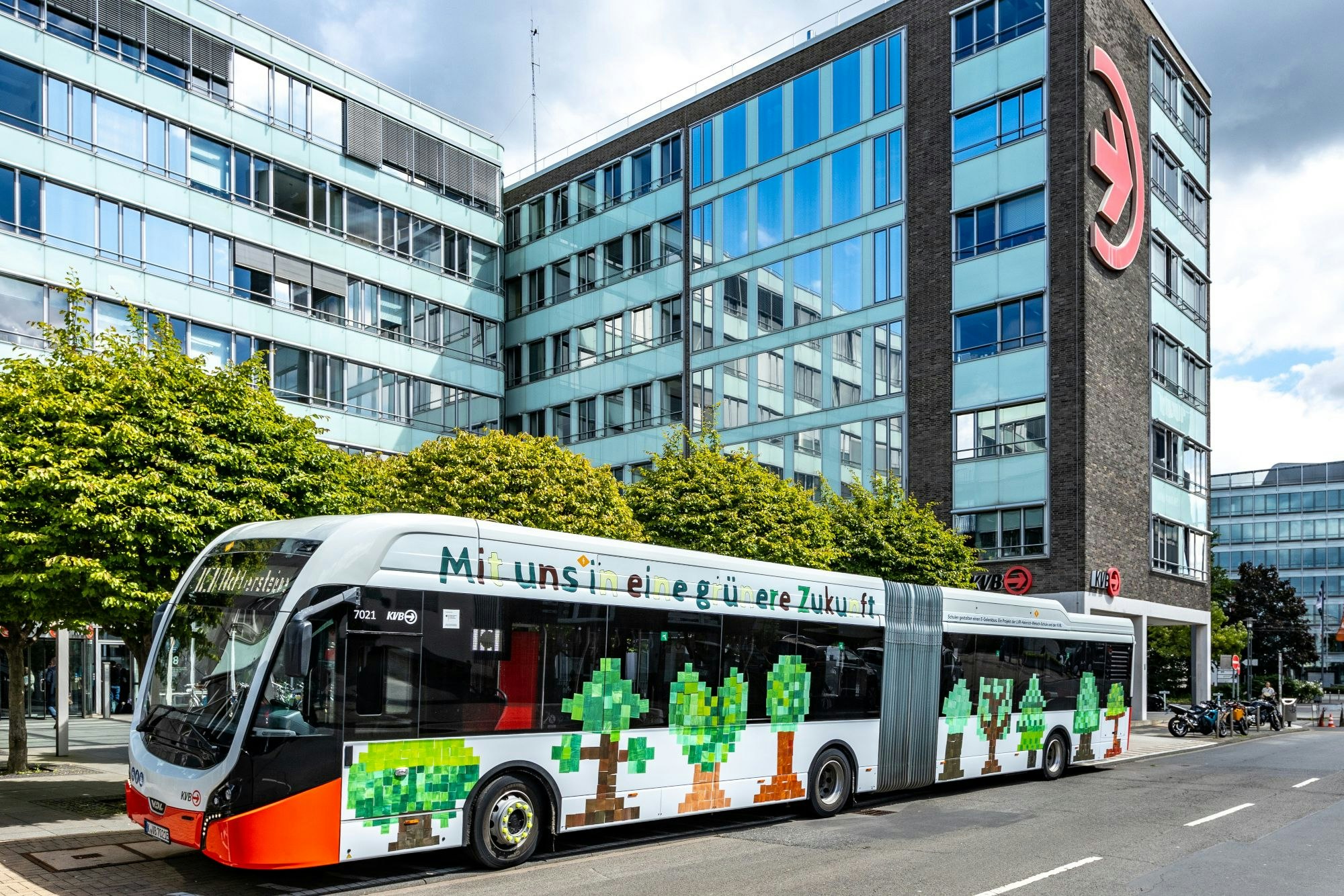 E-Gelenkbus zum Thema „Mit uns in eine grüne Zukunft“
