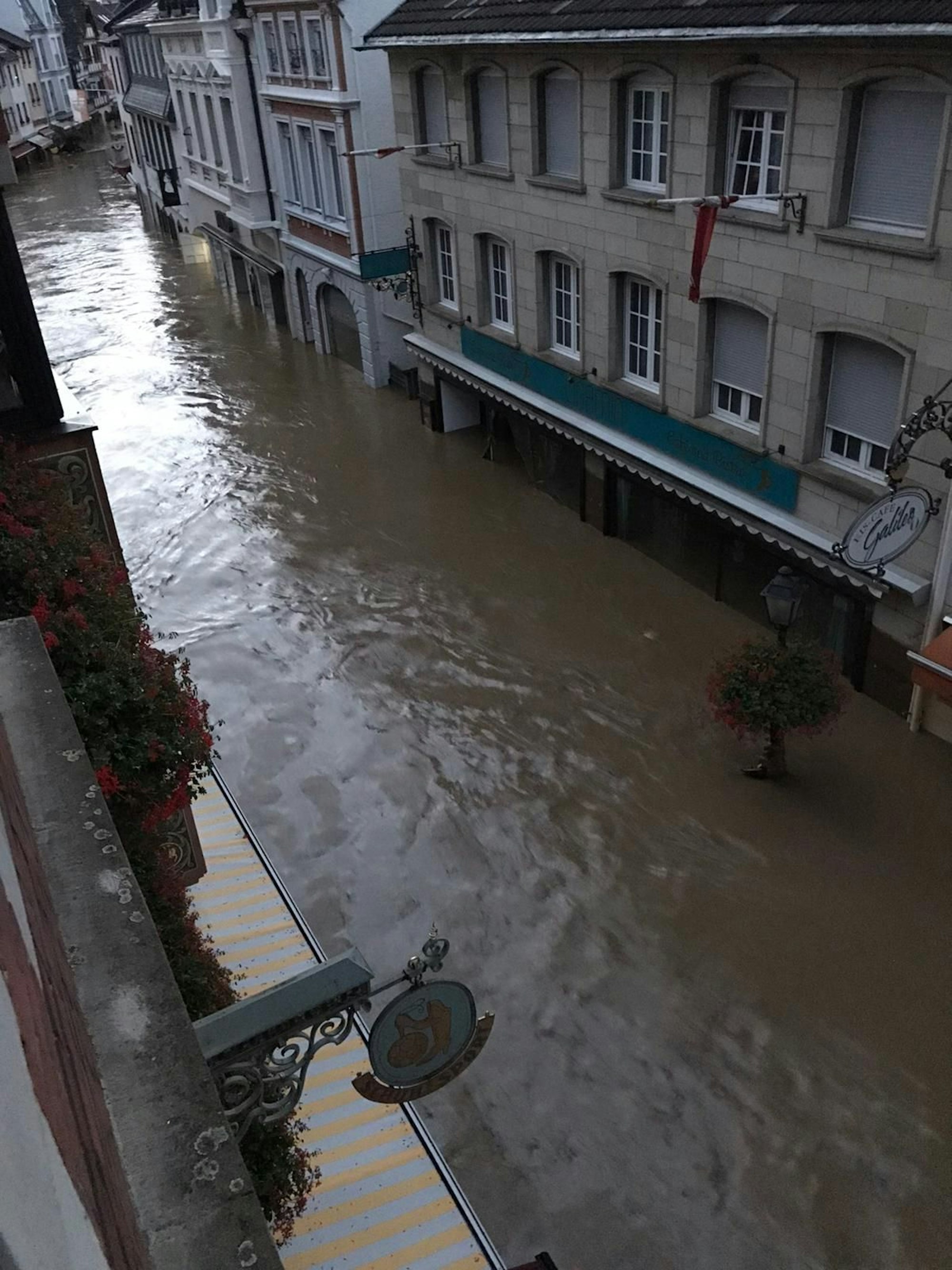 Blick auf die Niederhutstraße in Ahrweiler vom ersten Stock der Bäckerei: 2021 stand die gesamte Altstadt unter Wasser.