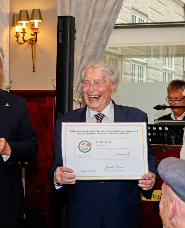 Dr. Michael Eckert (l.) und Gabriele Patzke (r.) mit Ludwig Sebus.