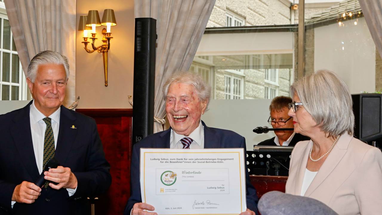 Dr. Michael Eckert (l.) und Gabriele Patzke (r.) mit Ludwig Sebus.