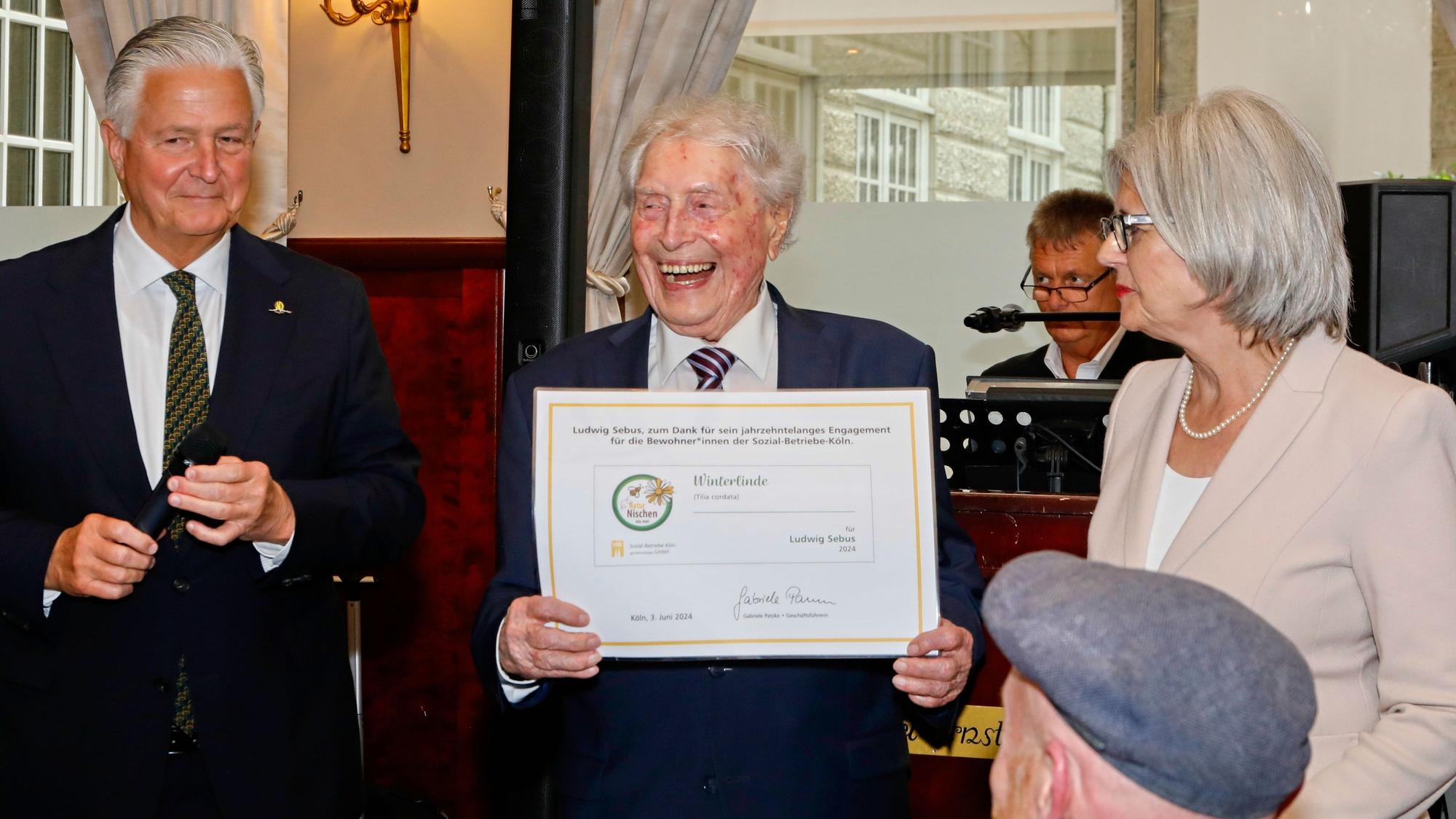 Dr. Michael Eckert (l.) und Gabriele Patzke (r.) mit Ludwig Sebus.