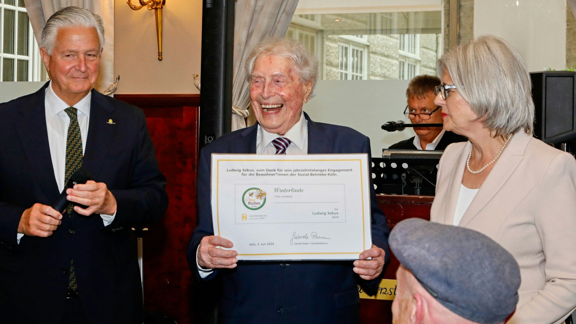 Dr. Michael Eckert (l.) und Gabriele Patzke (r.) mit Ludwig Sebus.