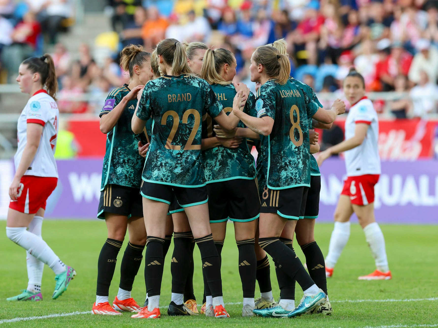Klara Bühl bejubelt ihren Treffer mit den Teamkolleginnen.