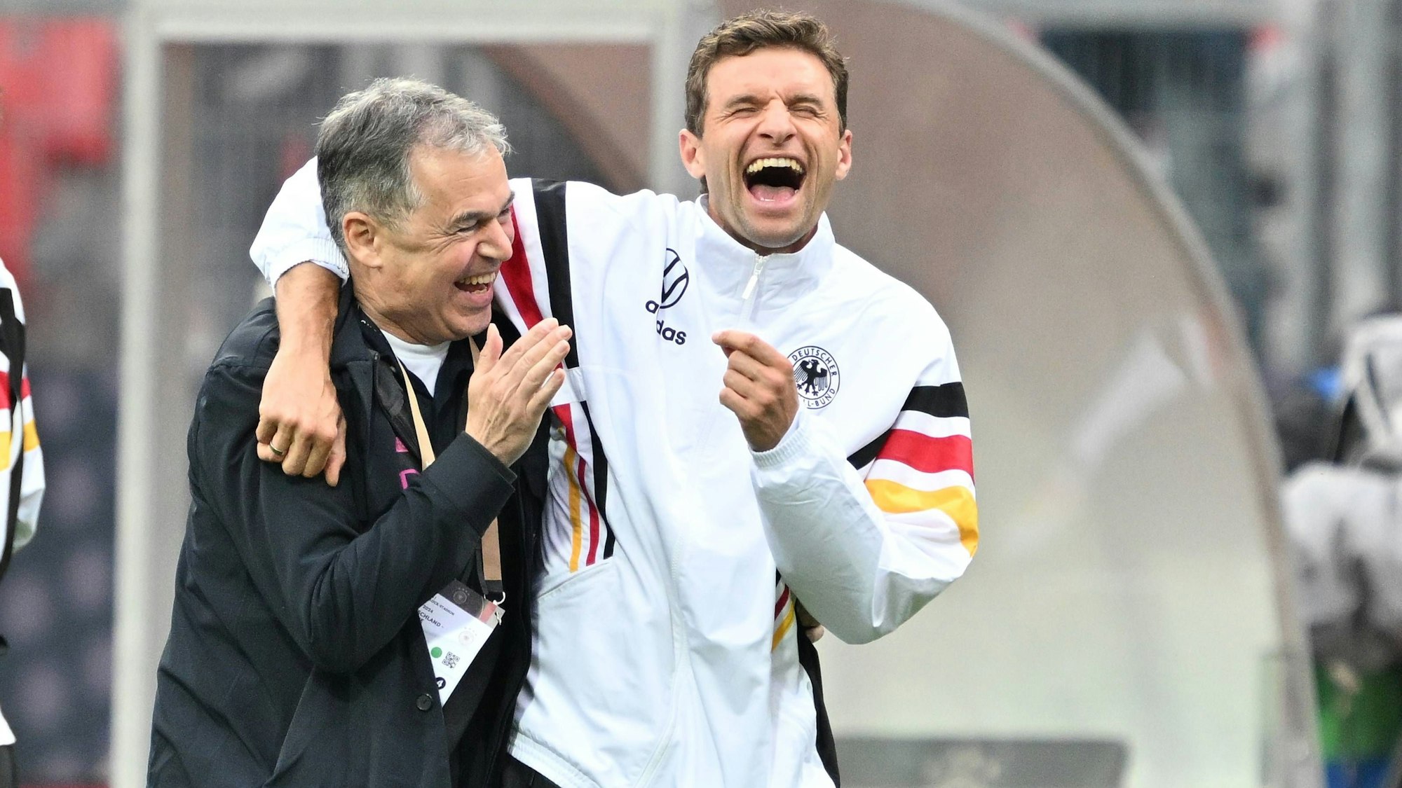 Andreas Rettig und Thomas Müller lachen zusammen.