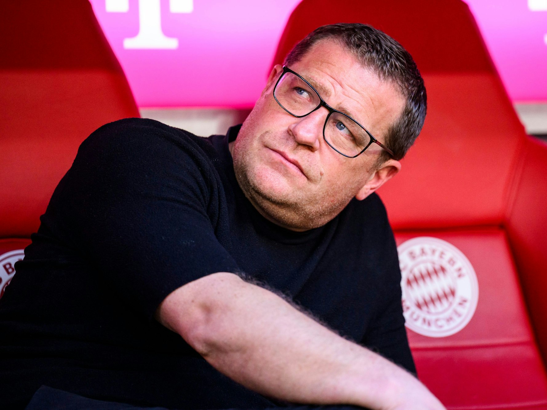 Münchens Sportvorstand Max Eberl sitzt vor dem Spiel im Stadion. +