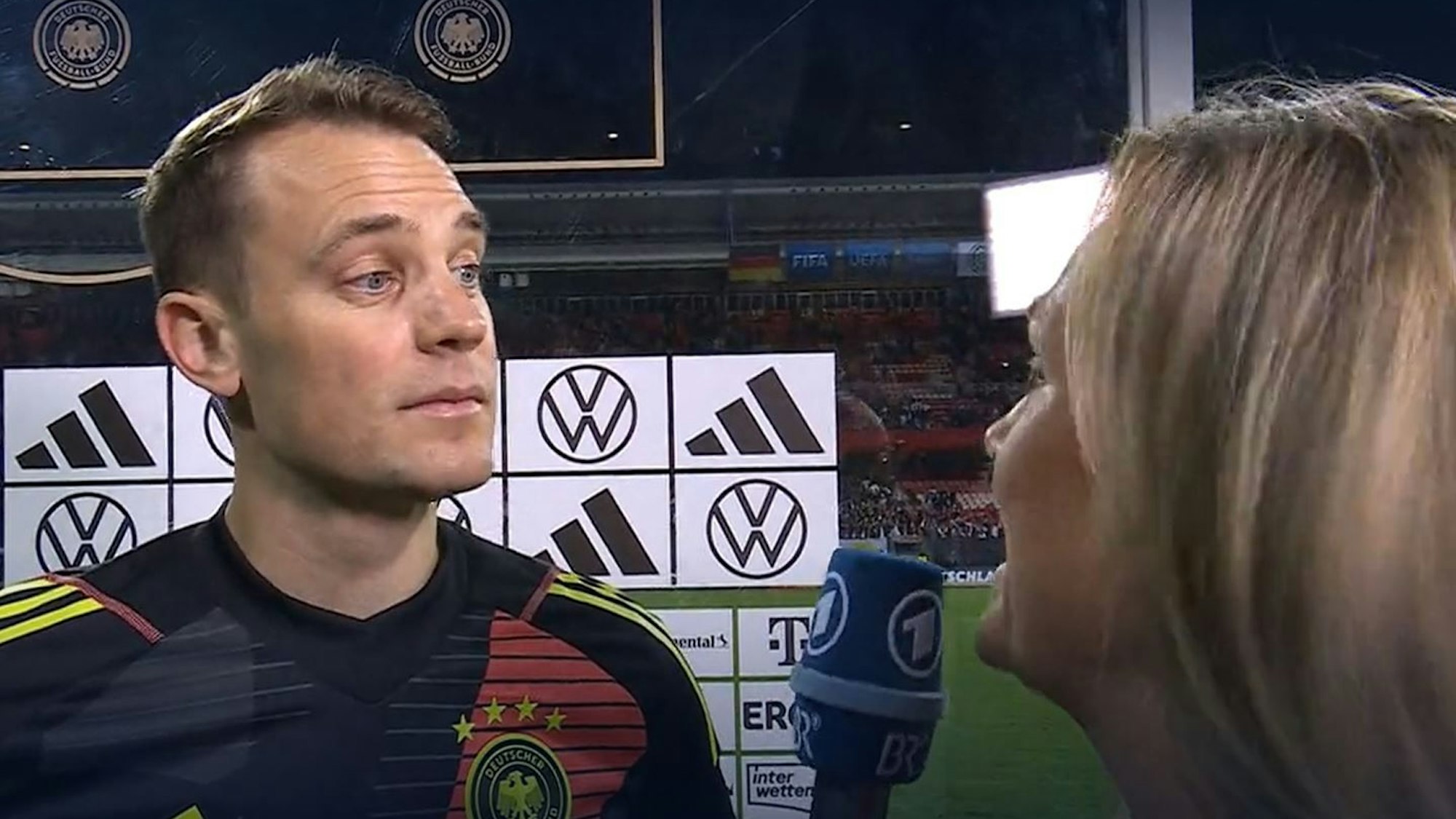 Manuel Neuer im Interview mit Julia Scharf.