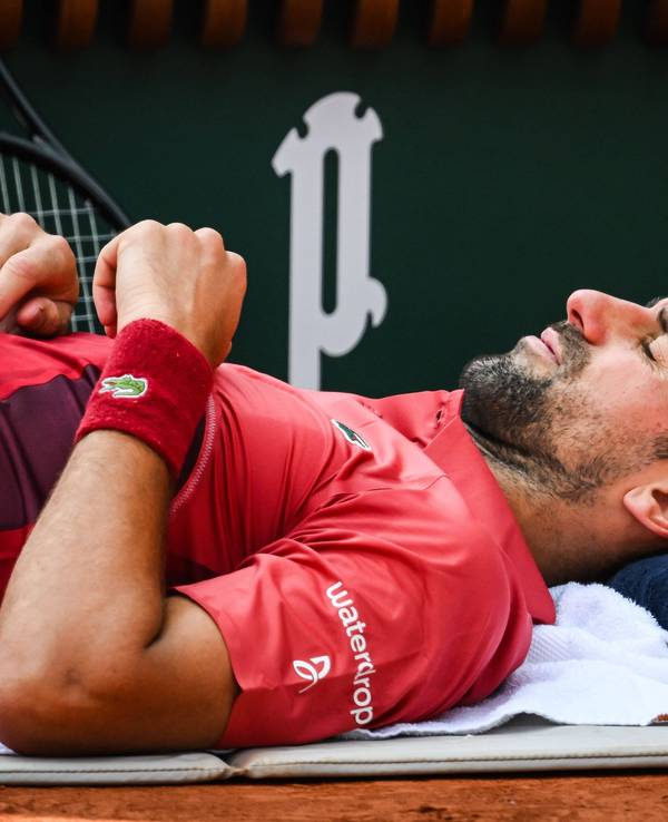 Novak Djokovic wird während seines Viertelfinales bei der French Open gegen Casper Ruud am 3. Juni 2024 behandelt.