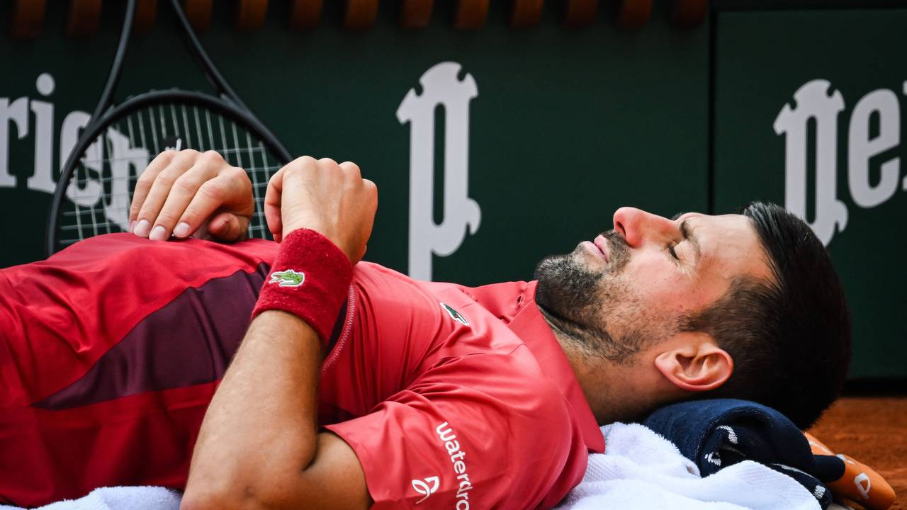 Novak Djokovic wird während seines Viertelfinales bei der French Open gegen Casper Ruud am 3. Juni 2024 behandelt.