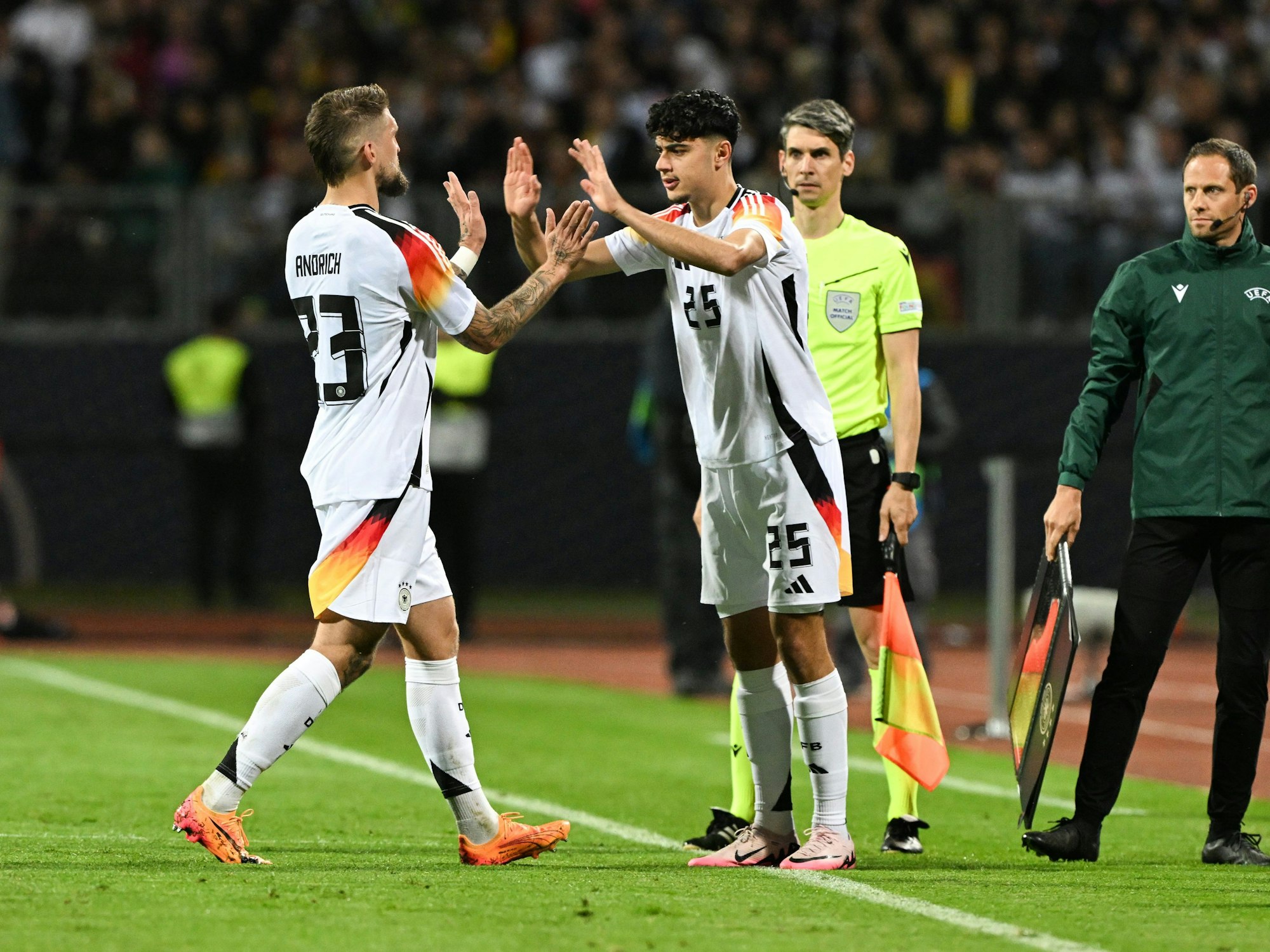 Deutschlands Aleksandar Pavlović (r) wird für Robert Andrich eingewechselt.