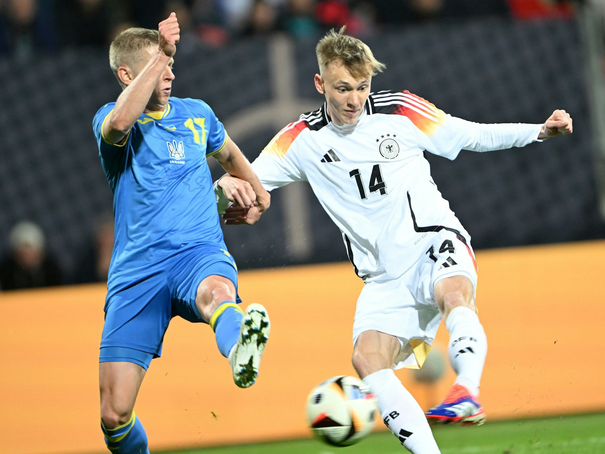 Maximilian Beier (r) und Ukraines Olexander Sintschenko kämpfen um den Ball.