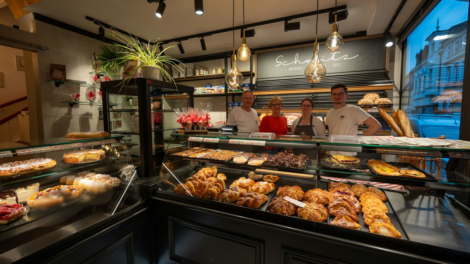 Heute, drei Jahre nach der Flut, strahlt die Bäckerei in neuem Glanz: Jürgen und Petra Schmitz (links) zusammen mit Sohn Jan-Philipp Schmitz (rechts) im neu gestalteten Verkaufsraum.