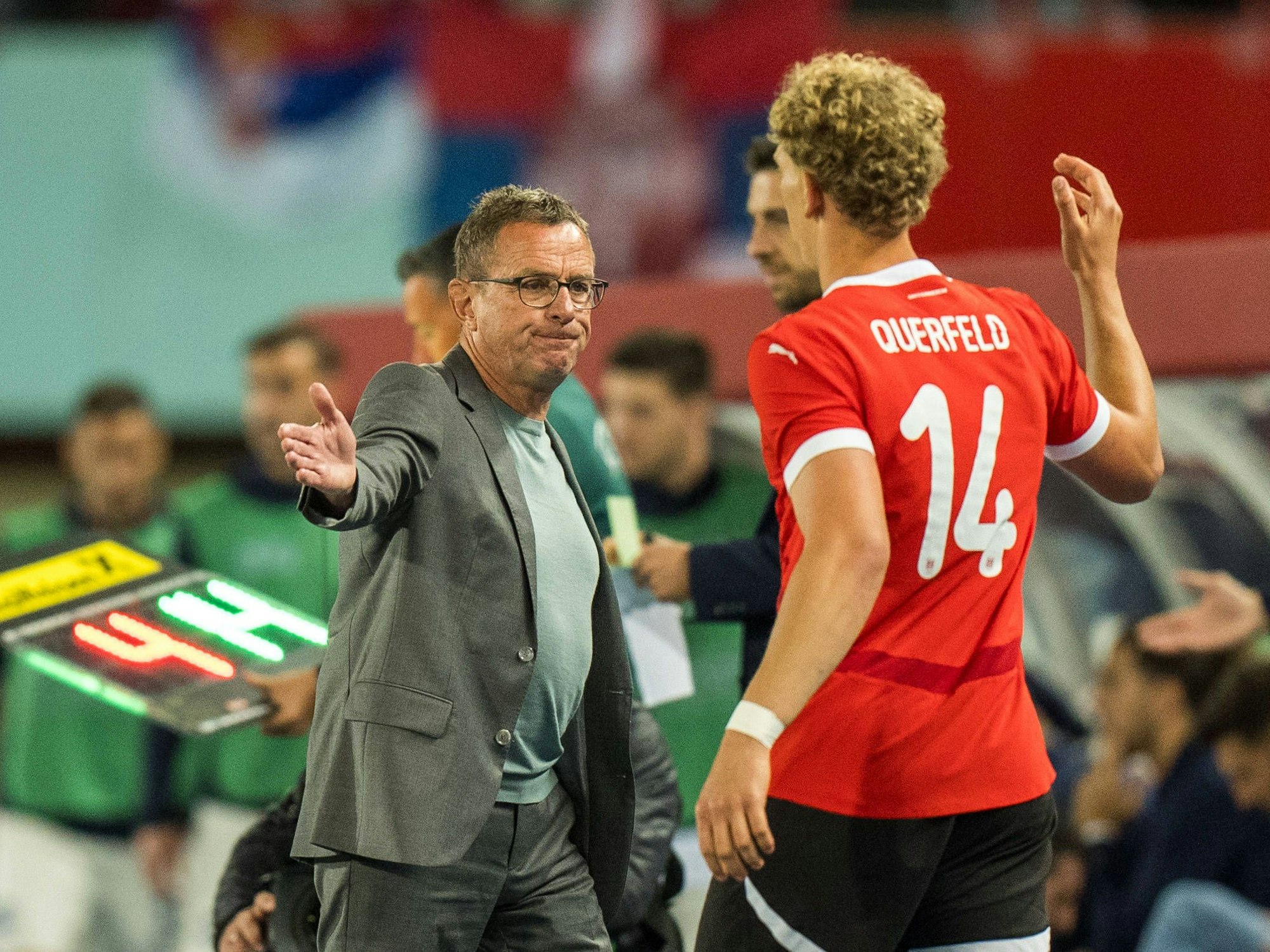 Ralf Rangnick klatscht mit seinem Spieler Leopold Querfeld ab.