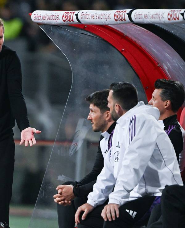 Bundestrainer Julian Nagelsmann reagiert in Richtung seiner Co-Trainer.