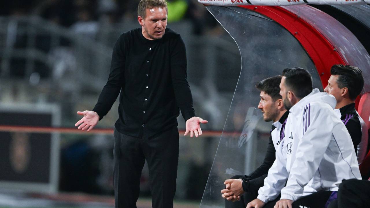 Bundestrainer Julian Nagelsmann reagiert in Richtung seiner Co-Trainer.