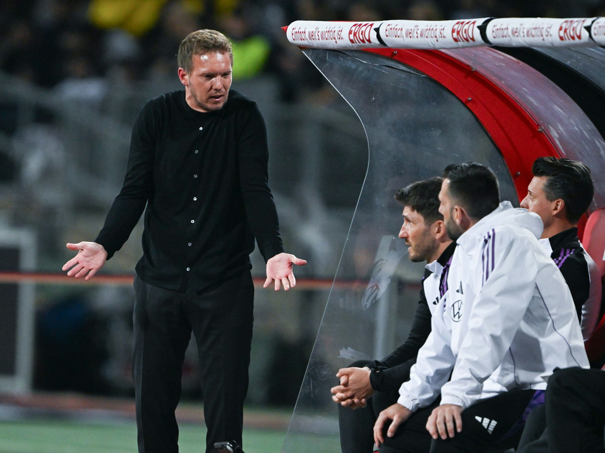 Bundestrainer Julian Nagelsmann reagiert in Richtung seiner Co-Trainer.