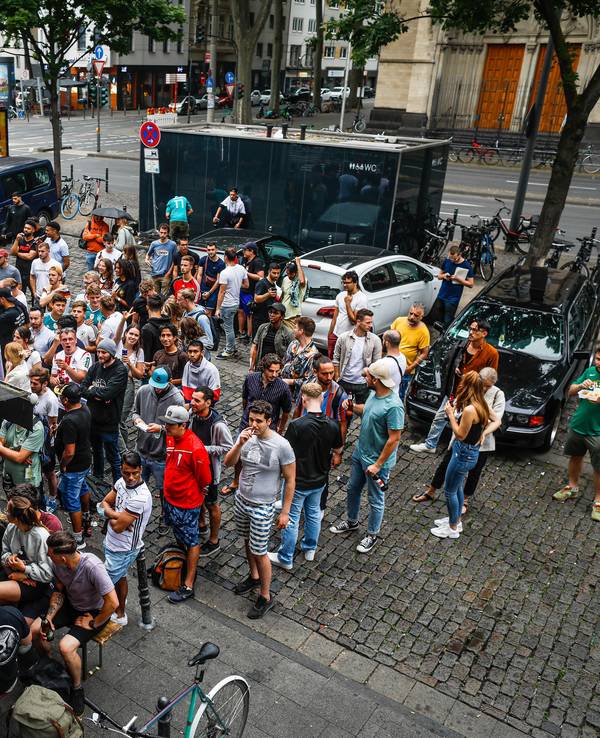 Public Viewing in und vor einer Kneipe im Zülpicher Viertel.