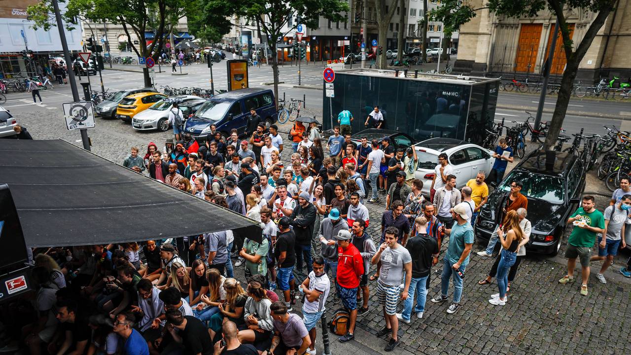 Public Viewing in und vor einer Kneipe im Zülpicher Viertel.