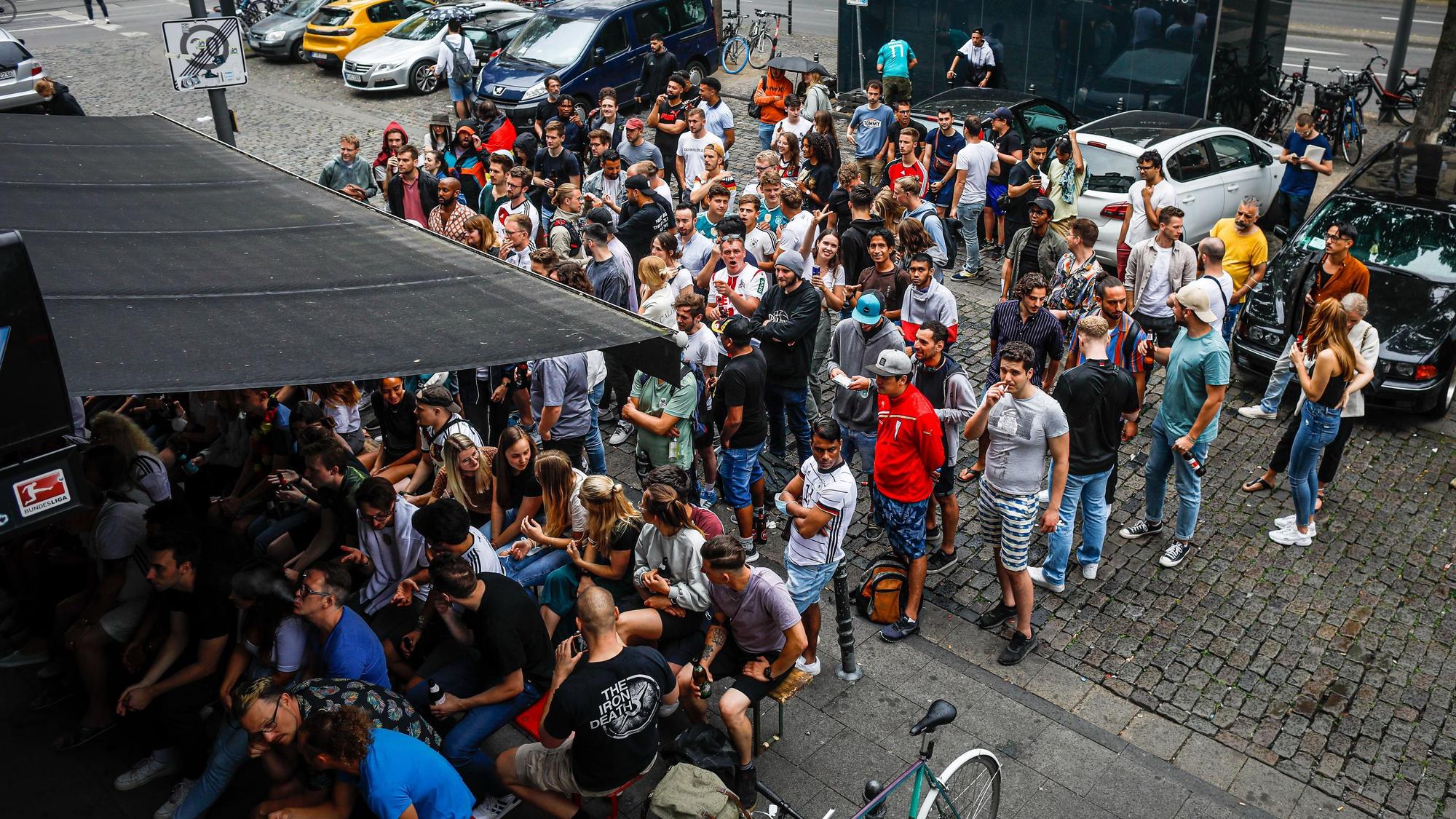 Public Viewing in und vor einer Kneipe im Zülpicher Viertel.