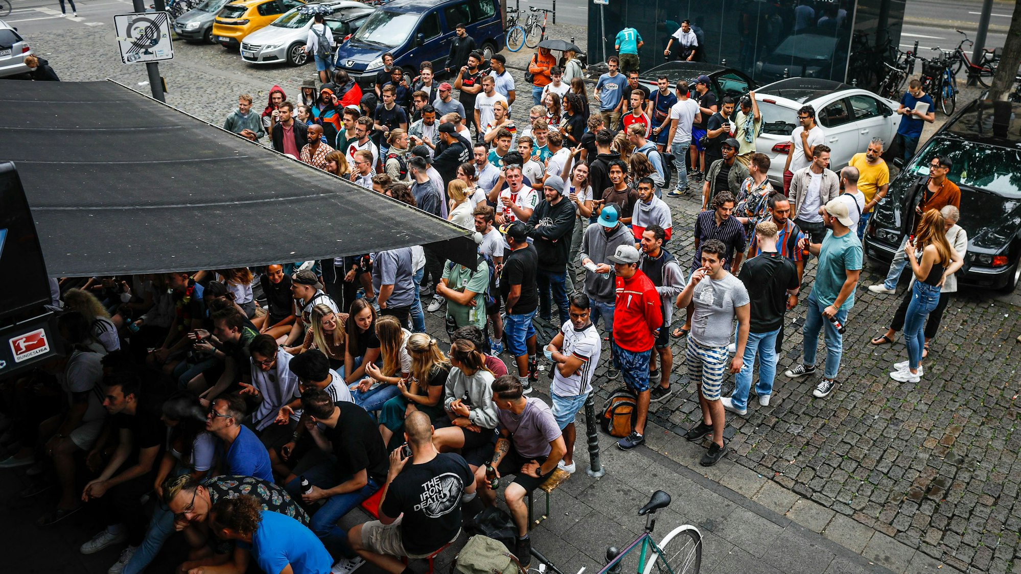 Public Viewing in und vor einer Kneipe im Zülpicher Viertel.