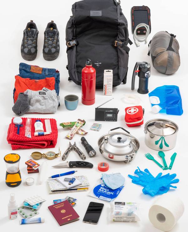 Medikamente, Dokumente, Verbandzeug: Das Foto ungenannten Aufnahmedatums zeigt den möglichen Inhalt des Notfallgepäcks. Am geeignetsten dafür ist ein Rucksack, der ist strapazierfähig, ergonomisch – und man hat die Hände frei.