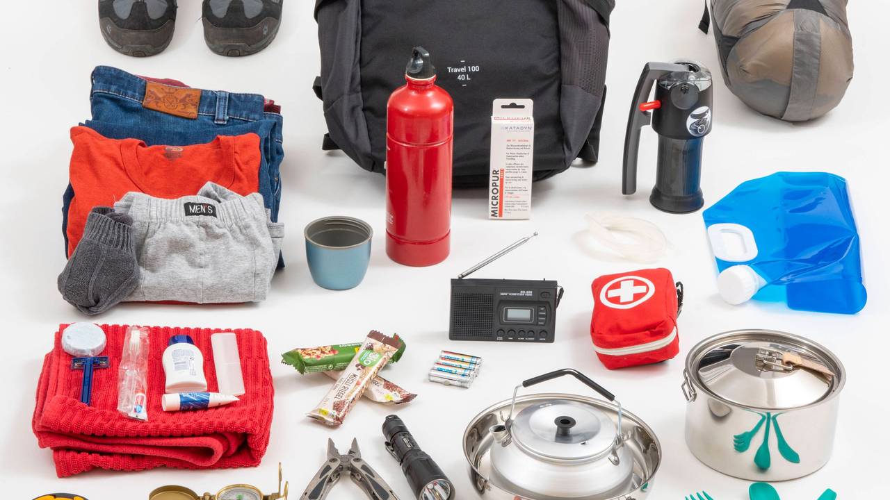 Medikamente, Dokumente, Verbandzeug: Das Foto ungenannten Aufnahmedatums zeigt den möglichen Inhalt des Notfallgepäcks. Am geeignetsten dafür ist ein Rucksack, der ist strapazierfähig, ergonomisch – und man hat die Hände frei.