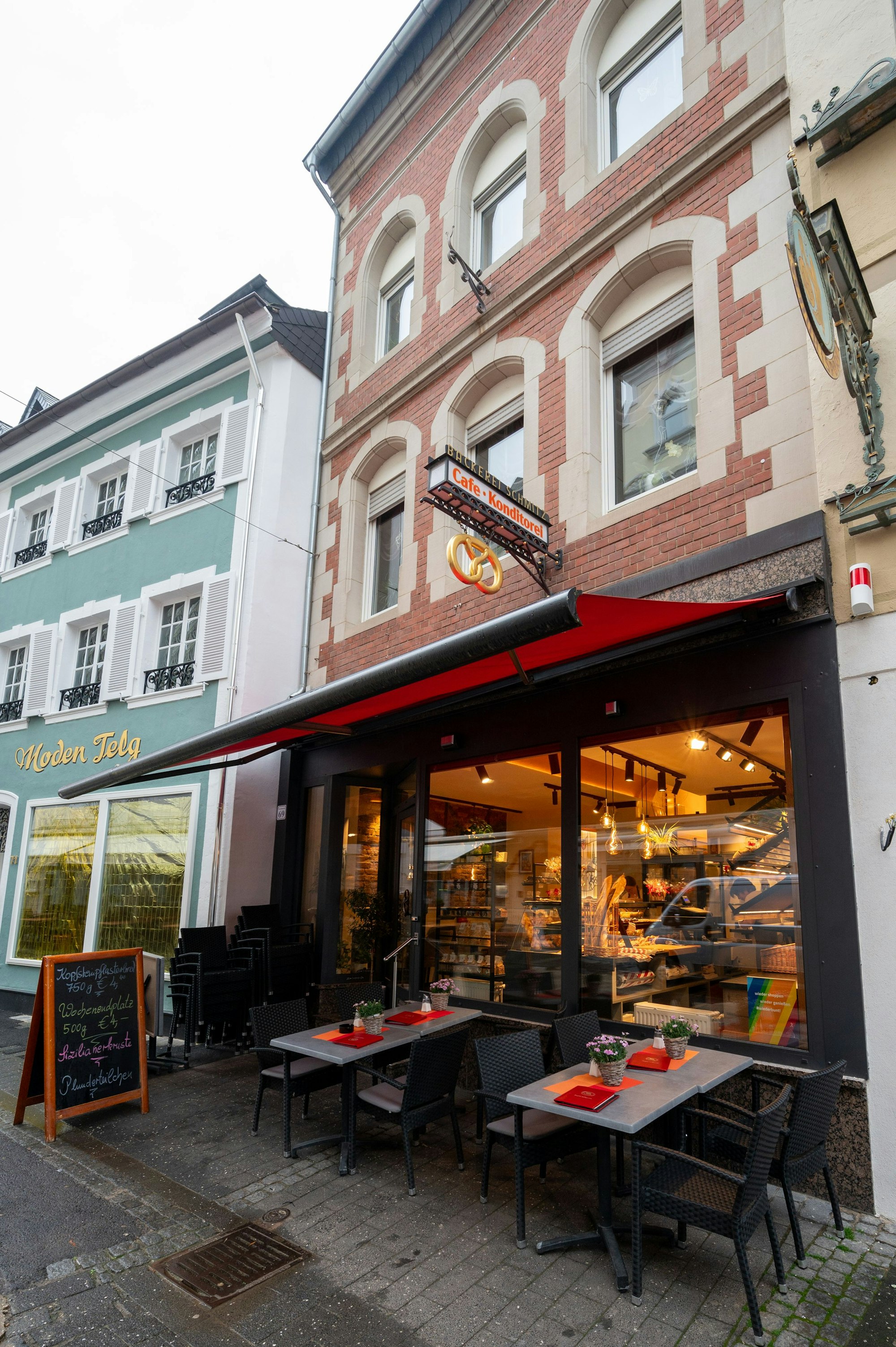 Drei Jahre ist die Flut her, der Wasserpegel reichte damals etwa bis zur Hälfte des Schaufensters. Heute können dort Reisende, die durch Altstadt von Ahrweiler flanieren, wieder Kuchen und Brot kaufen.