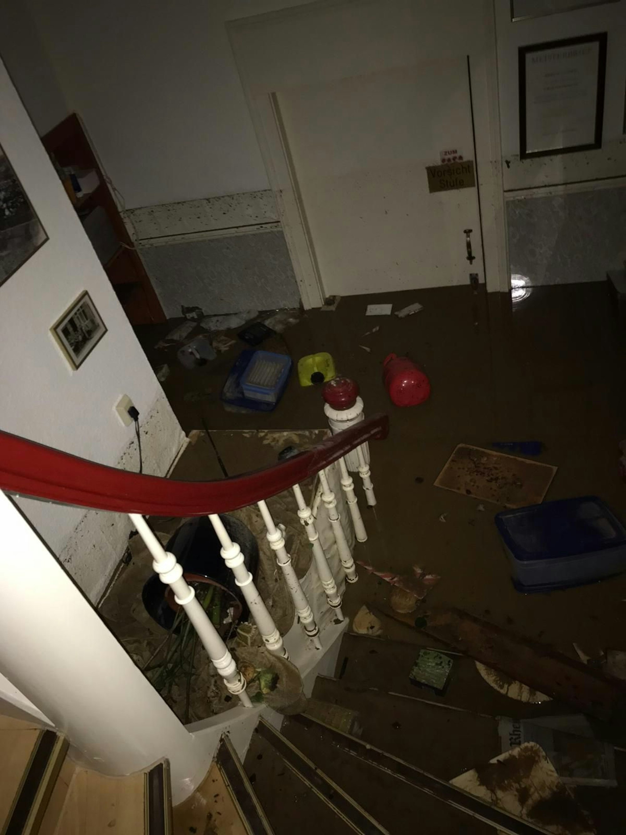 Blick in das völlig überflutete Erdgeschoss der Bäckerei: Während die Familie im ersten Stock ausharrte, stieg der Pegel. Der Wasserdruck ließ nachts die Scheiben der Nachbarschaft zerbersten.