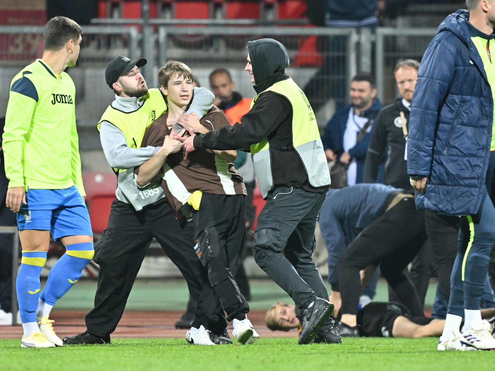 Flitzer auf dem Feld nach dem Länderspiel.