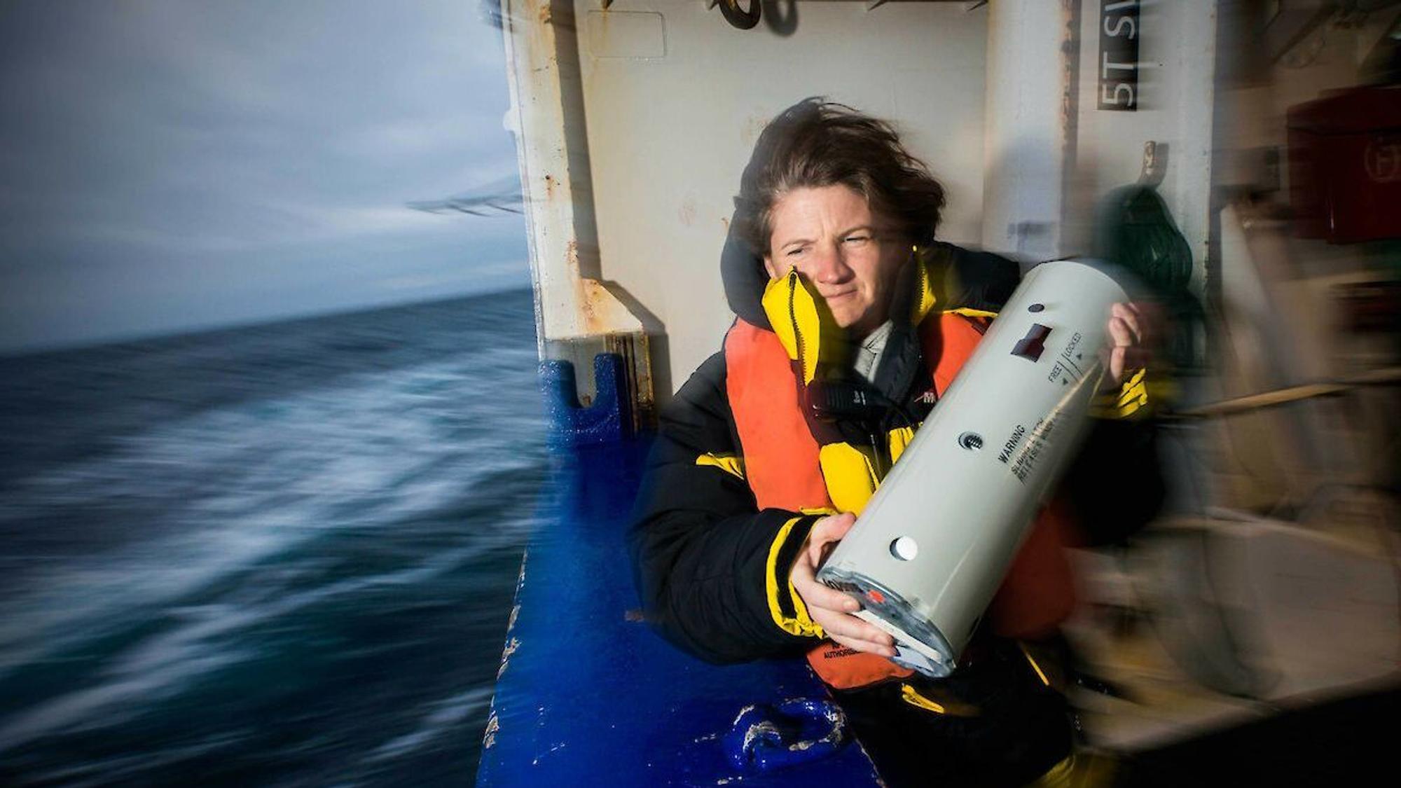Susie Calderan von der Australian Antarctic Division setzt ein Messgerät aus, um Blauwale im südlichen Ozean zu verfolgen.