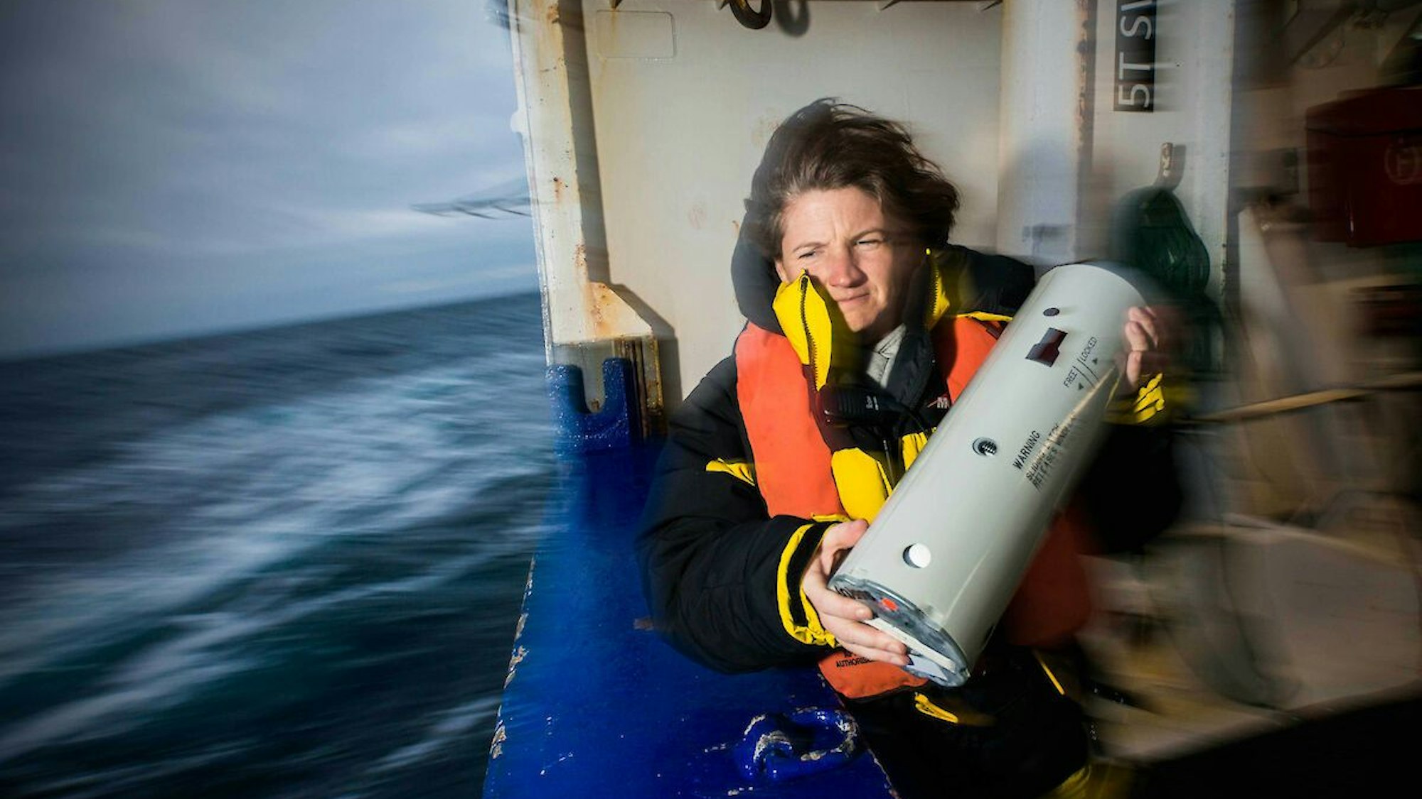Susie Calderan von der Australian Antarctic Division setzt ein Messgerät aus, um Blauwale im südlichen Ozean zu verfolgen.
