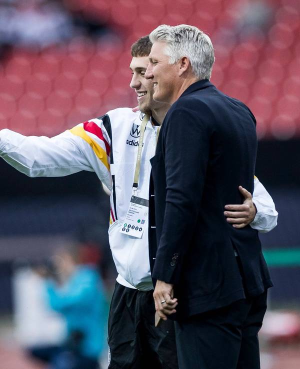 Brajan Gruda macht ein Foto mit Bastian Schweinsteiger.