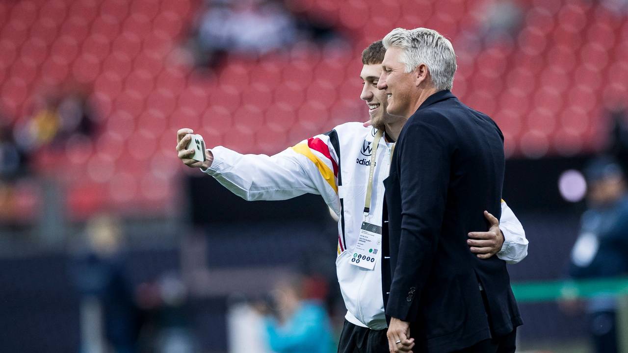 Brajan Gruda macht ein Foto mit Bastian Schweinsteiger.